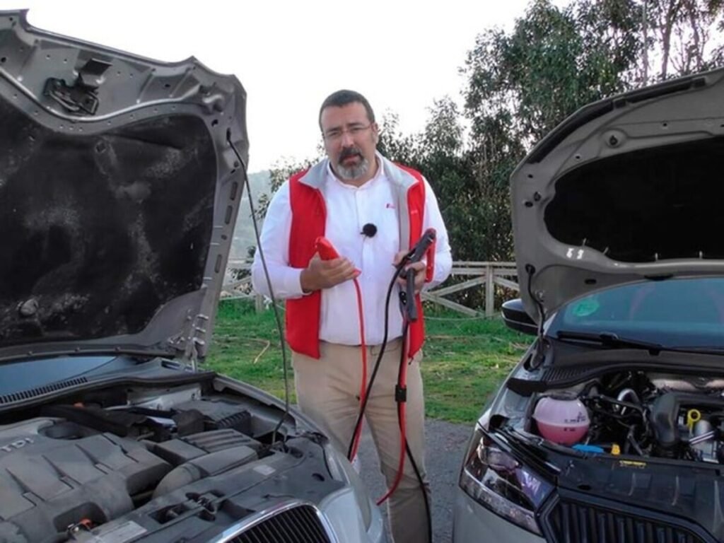 VÍDEO | Cómo arrancar el coche con pinzas